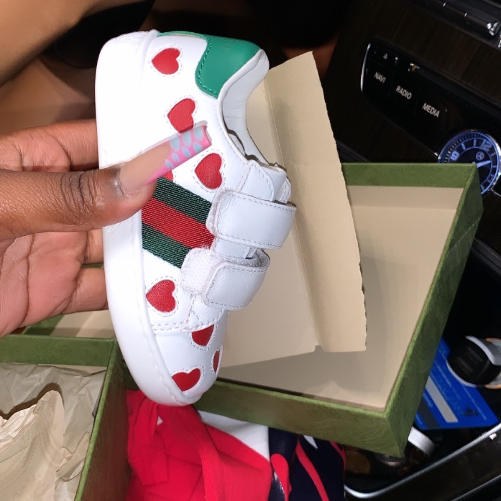 My Daughter Gucci Sneakers It’s For A 1-2 Year , Comes With Shoes Box .